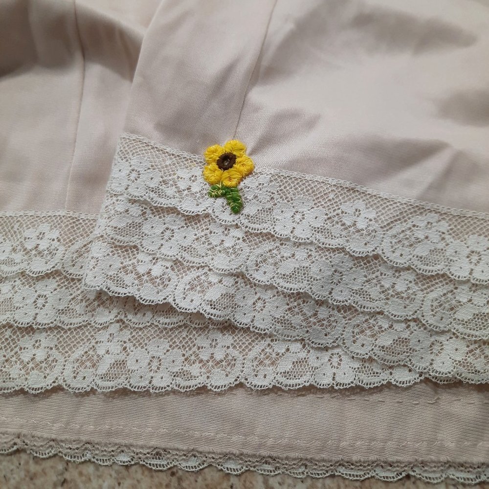 Vtg 60s full skirt midi half slip lace coquette cottagecore embroidered flower